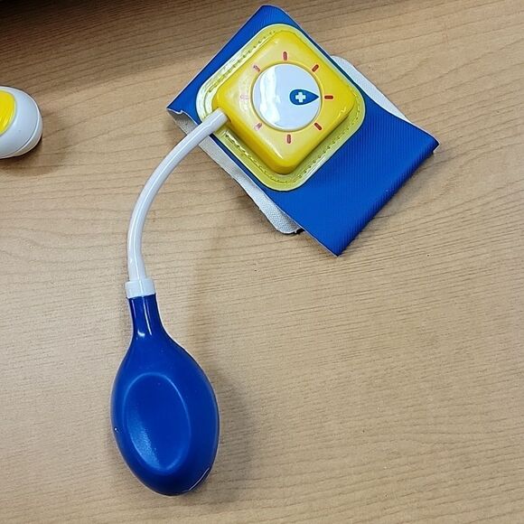 Fisher-Price Doctor/Vet Medical Kit With Working thermometer Age 3+ Playset - Picture 10 of 12